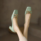 Demi-elegante Slip-on-Pumps mit mittelhohem Absatz und Kette